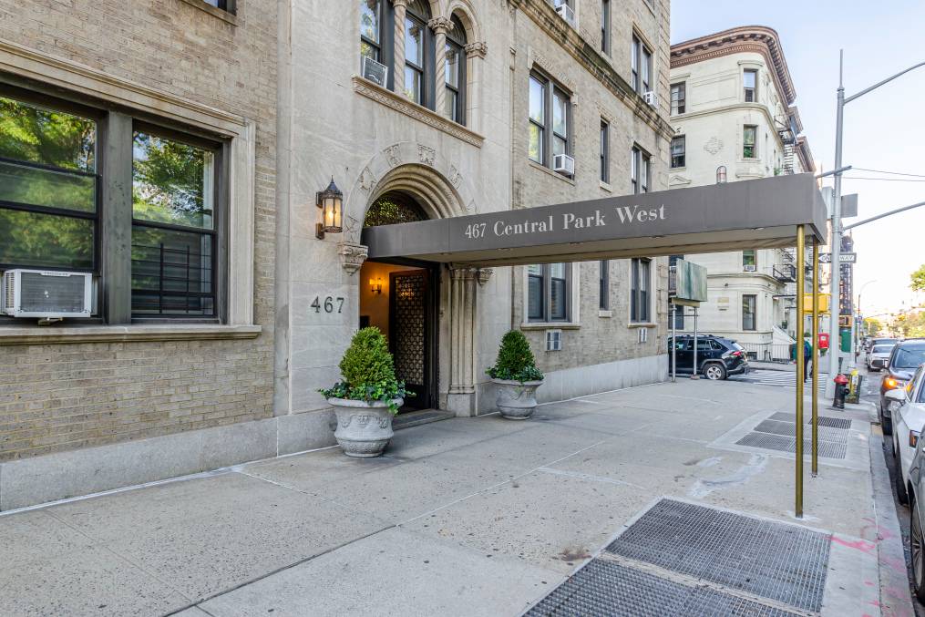 Central Park West Large Studio! Pet Friendly!