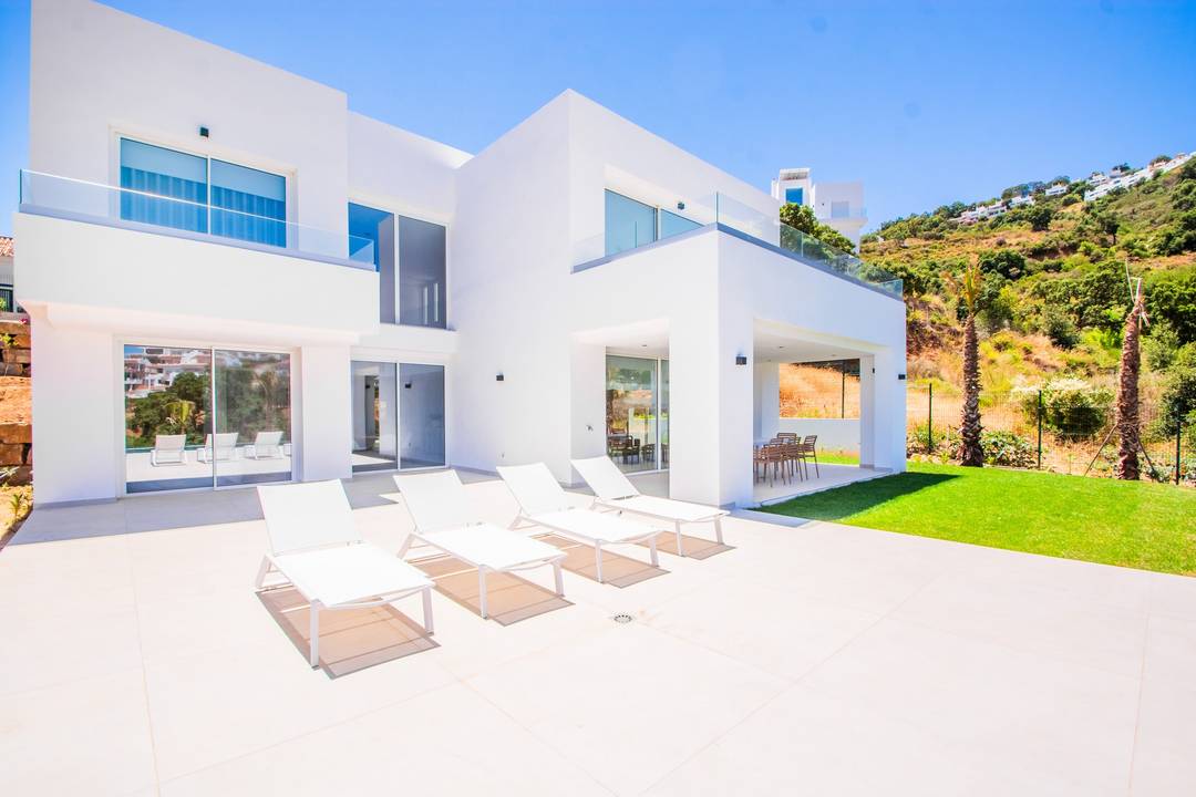 Spacious 3 bedroom villa with great valley views in La Mairena, Marbella East