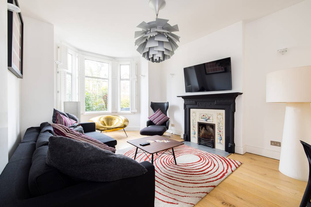 Beautifully presented four bedroom family house in the heart of North Kensington.