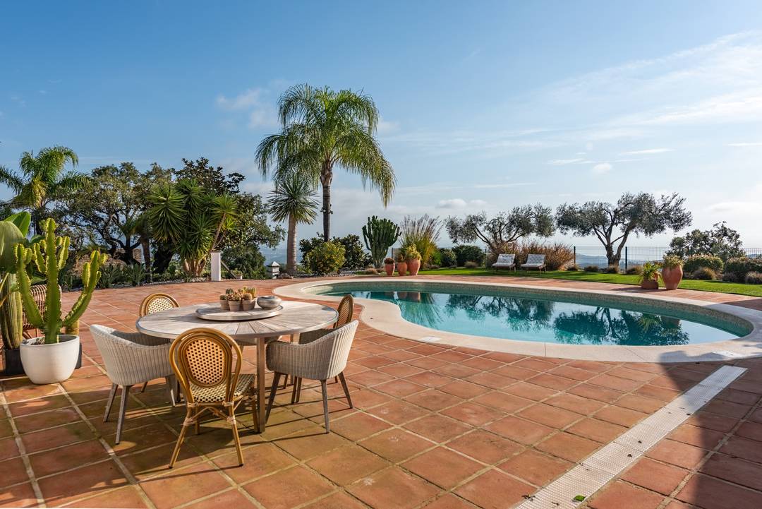 Charming 4 bedroom villa with breathtaking ocean views in Marbella East, La Mairena