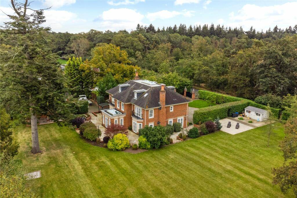 Luxury Buckinghamshire Family Mansion located in a picturesque semi-rural setting