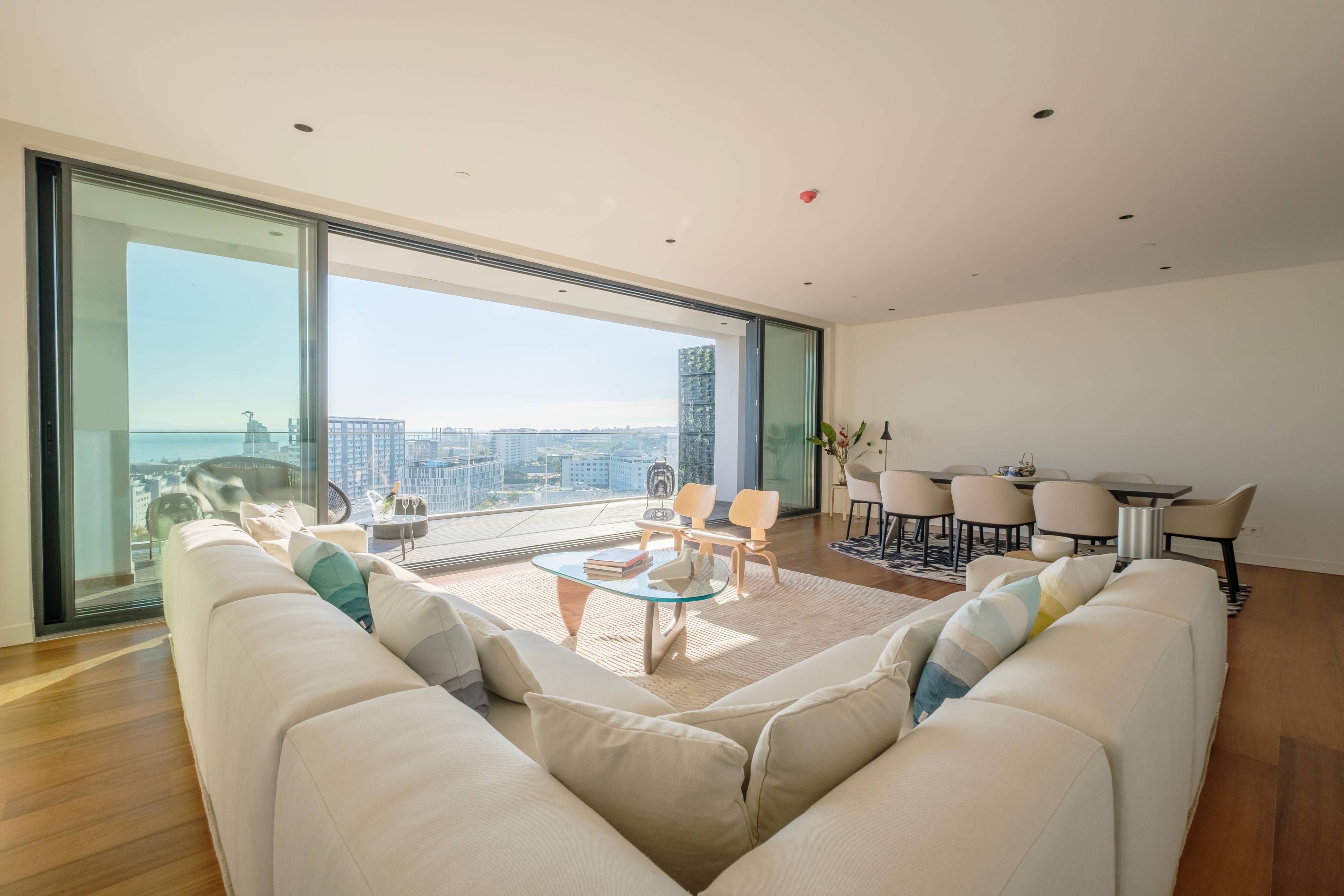 SKY VIEW SUPERB NEW 4 + 1 BEDROOMS DUPLEX PENTHOUSE in Lisbon’s Most Modern District