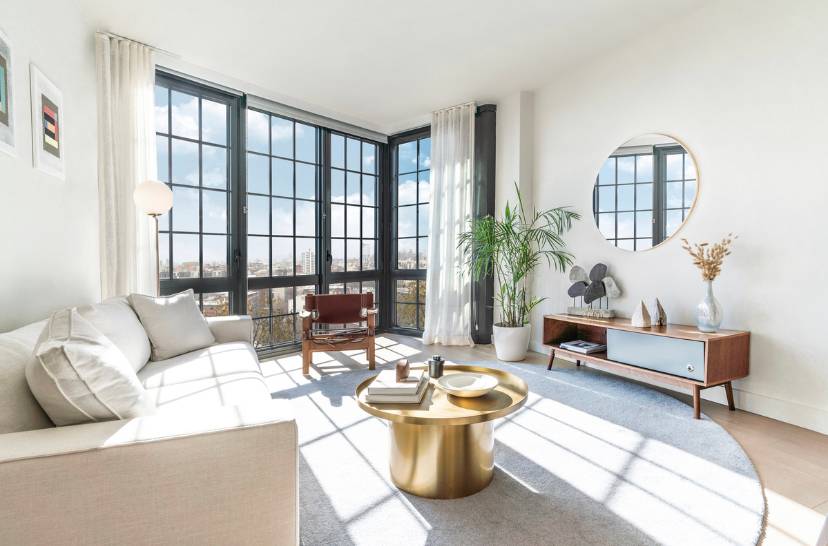 No fee, 1 br/1bath Greenpoint luxury apartment, sun filled with skyline view