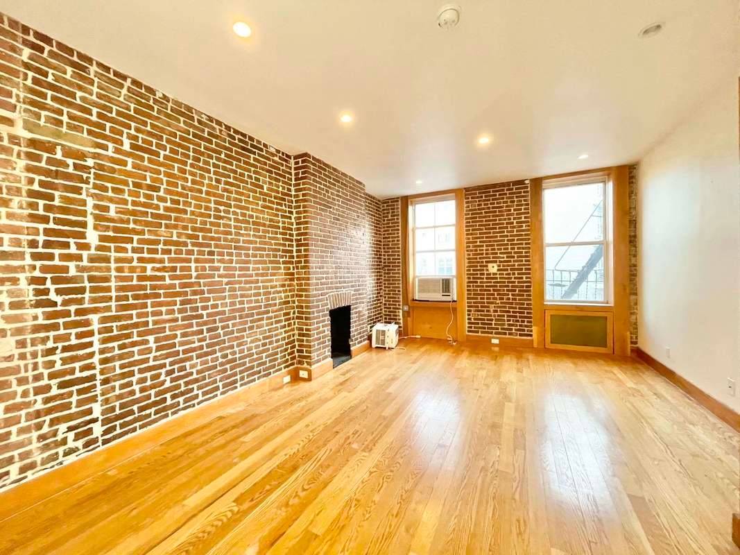 Studio: 5 King St