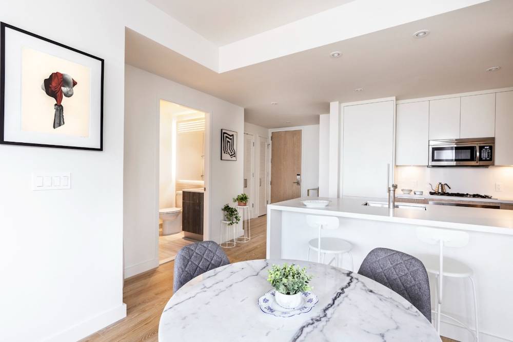 No Fee, 1 Bed/ 1 Bath Apartment in a Full Amenity Building