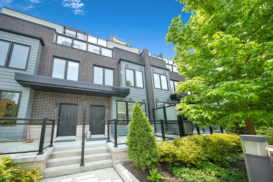 Beautifully Designed Interior-Unit Condo Townhouse