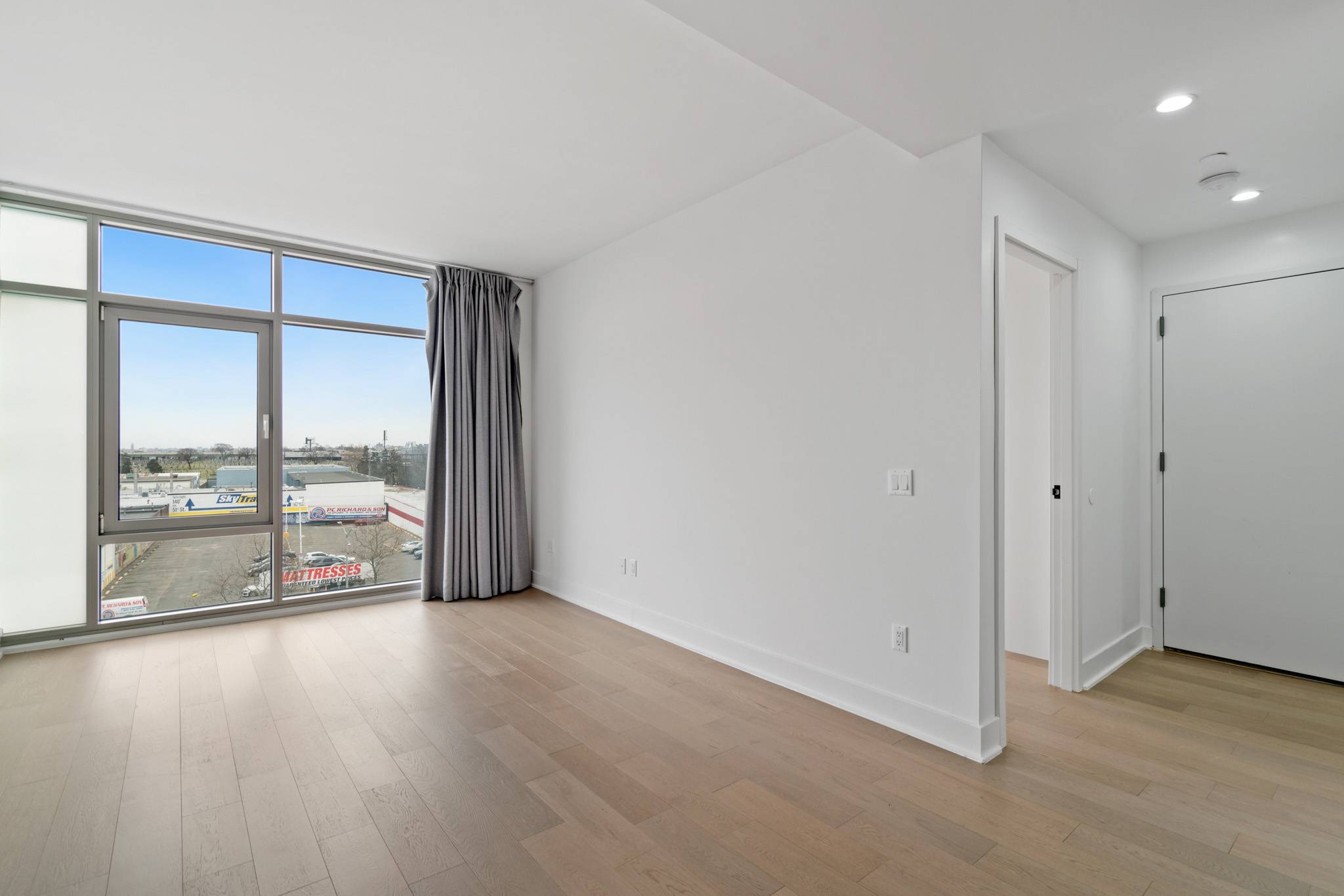 New-To-Market--Modern Apt--Luxury Building