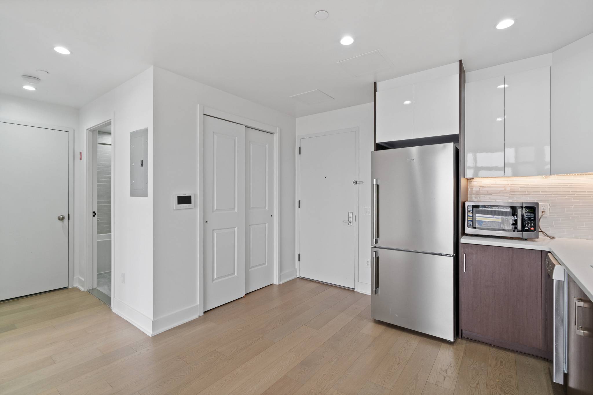 New-To-Market--Modern Apt--Luxury Building