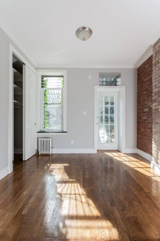 Beautiful Modern Hardwood Floor 1BR 1BA w/ in unit W/D in Little Italy!