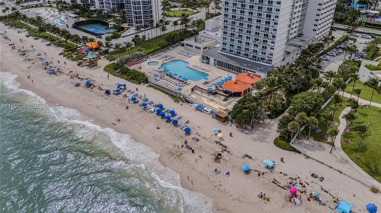 Sunny Isles Resort Living with Direct Beach Access | Short & Long-Term Stays