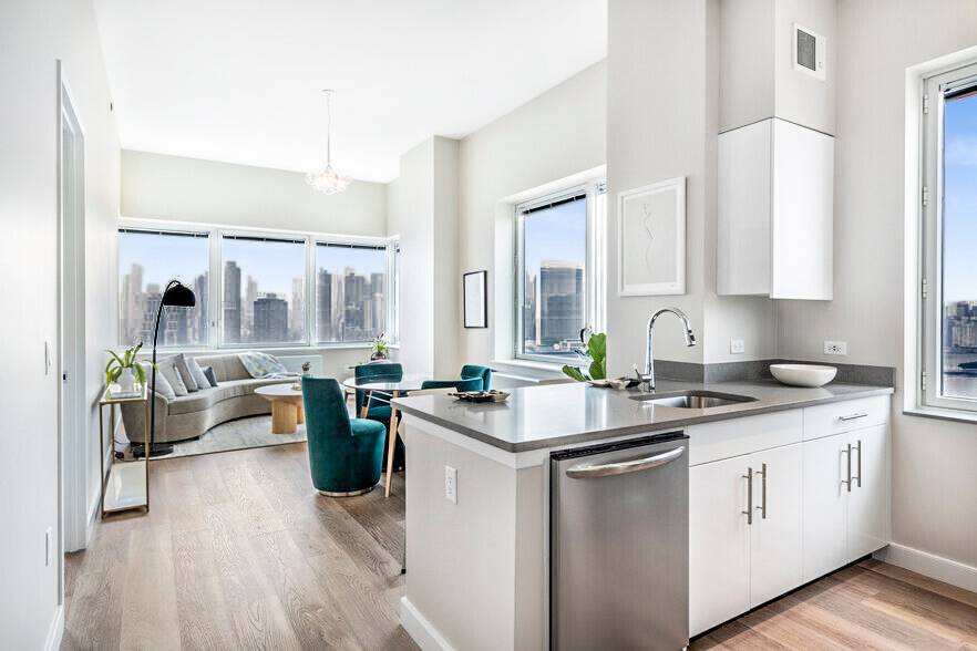 No Broker Fee--Penthouse--3 Bed / 2 Bath--NYC Skyline Views