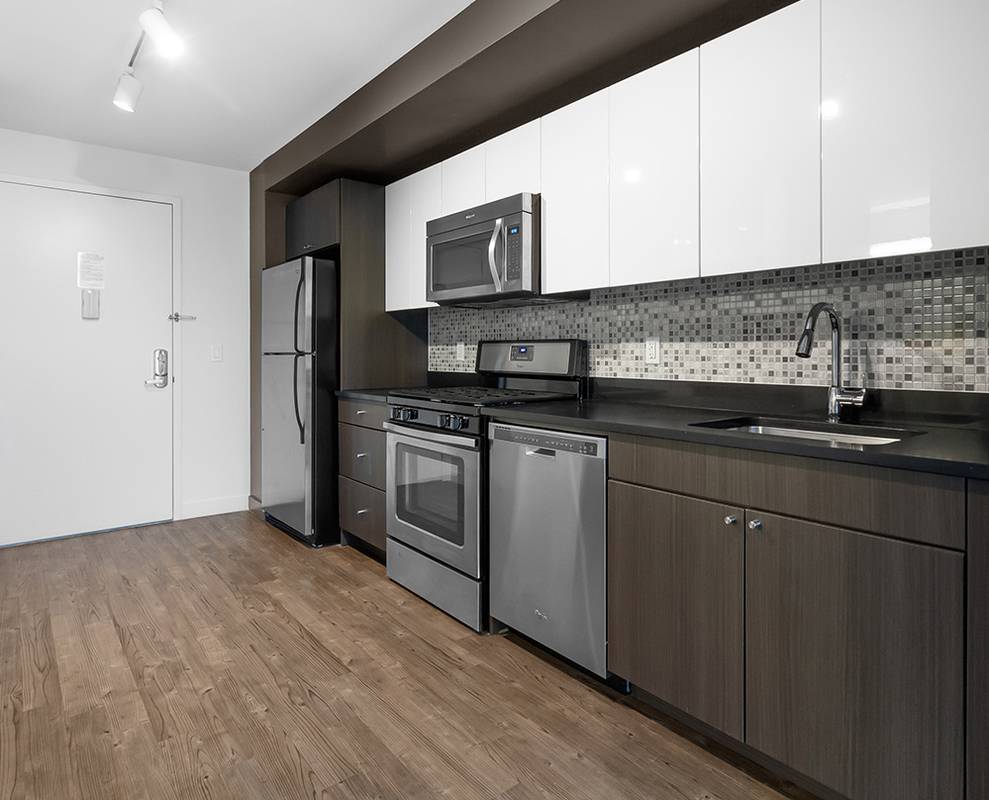 Huge and Bright Chelsea 1 Bedroom with Private Terrace and W/D