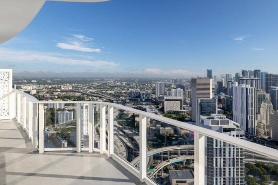 Luxurious Living Awaits in the Heart of Brickell! | 3 Bed 2 Bath | Brickell | $6,160 |