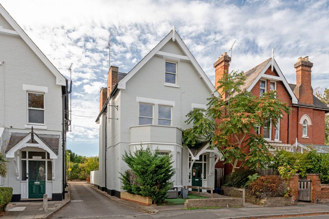 Hampton Wick close to River Thames Spacious 2 Bedroom Apartment