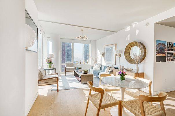 Sunny 3 Bedroom Midtown Apartment