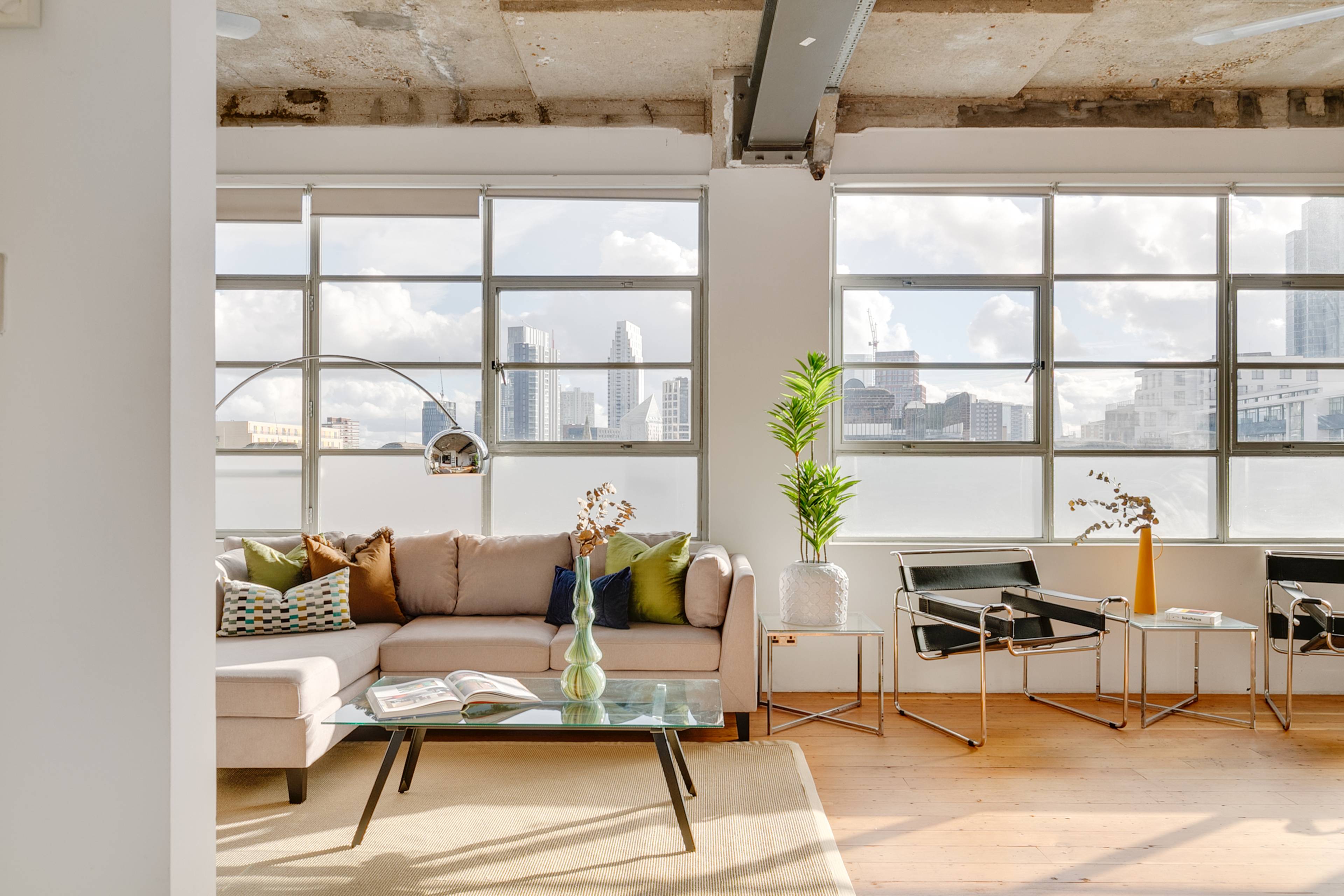 1 bedroom loft with 3meter high ceilings, large windows, allocated parking and 24 hour porter in a gated development. Unobstructed views of the London City Sky Line. Minutes away from Angel Station.