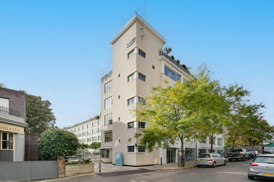 CANAL FACING STUNNING WAREHOUSE LOFT FLAT | 2 Double Beds | 2 Bath | Large Kitchen | Laundry Room | Porter | Parking | Gated | 3.2M CEILINGS | ICONIC CANAL BUILDING