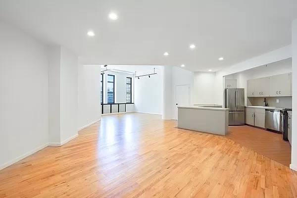 SOARING 15 FT CEILING LOFT IN WEST SOHO