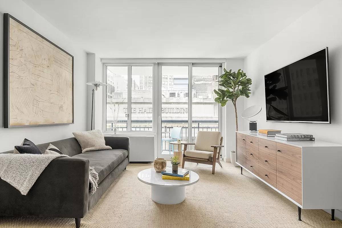SPACIOUS BRIGHT UNIT IN LUXURY BUILDING
