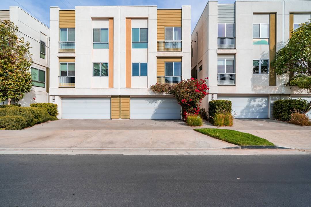 CONTEMPORARY TOWNHOME WITH ROOFTOP ON THE BORDER OF BEVERLY HILLS