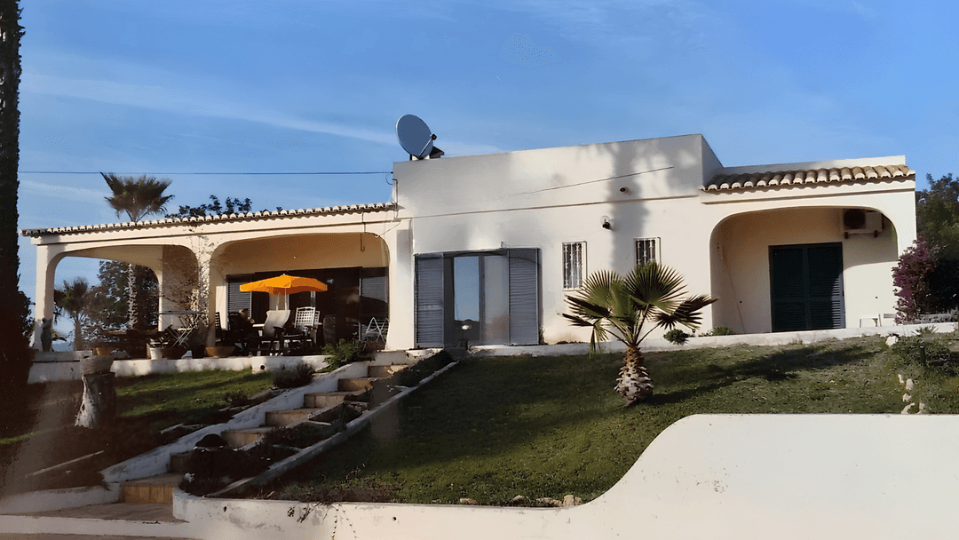 LARGE PLOT WITH EXISTING 3 BEDROOMS VILLA – FULL RENOVATION OR REDEVELOPMENT OPPORTUNITY
