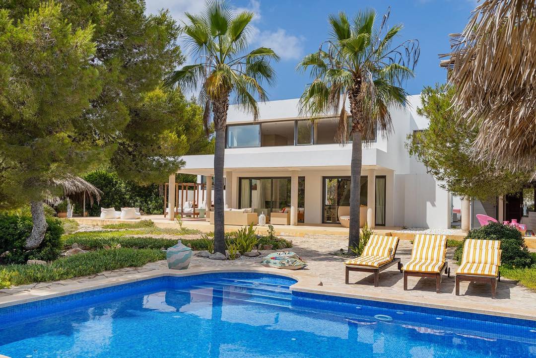 Modern private estate steps away from the beach