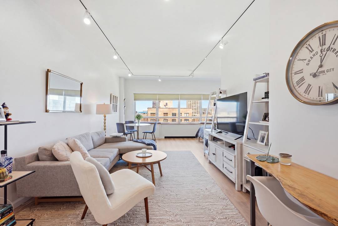Sun filled Penthouse Alcove studio/convertible one bedroom with extra high ceiling and sparkling River and city views