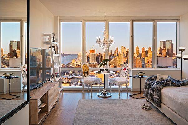 Hells Kitchen Studio with Surreal Views