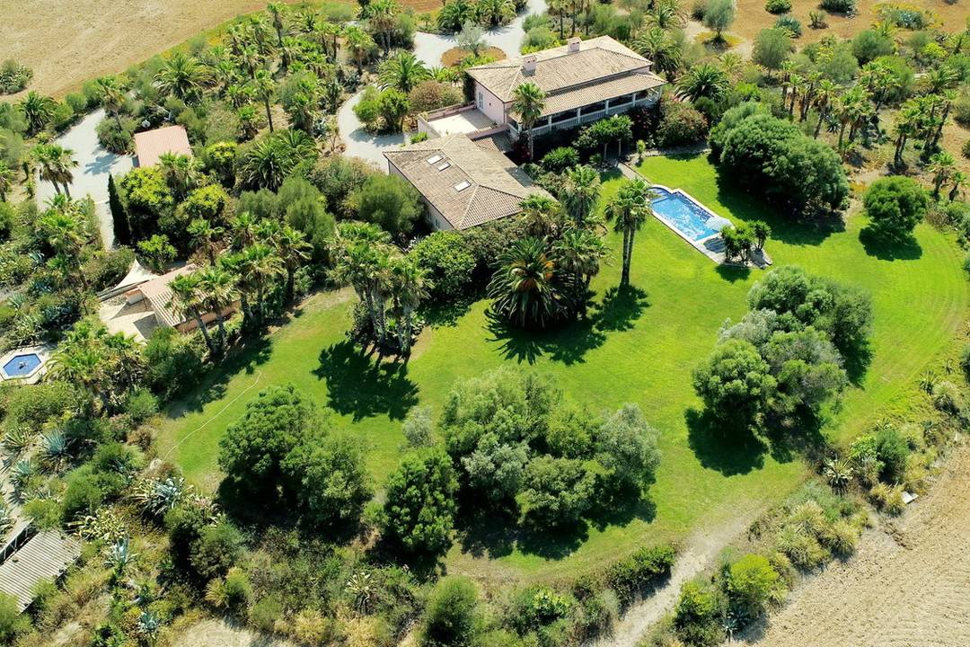 Dreamlike Villa with Unobstructed 360° Panoramic Sea and Mountain Views
