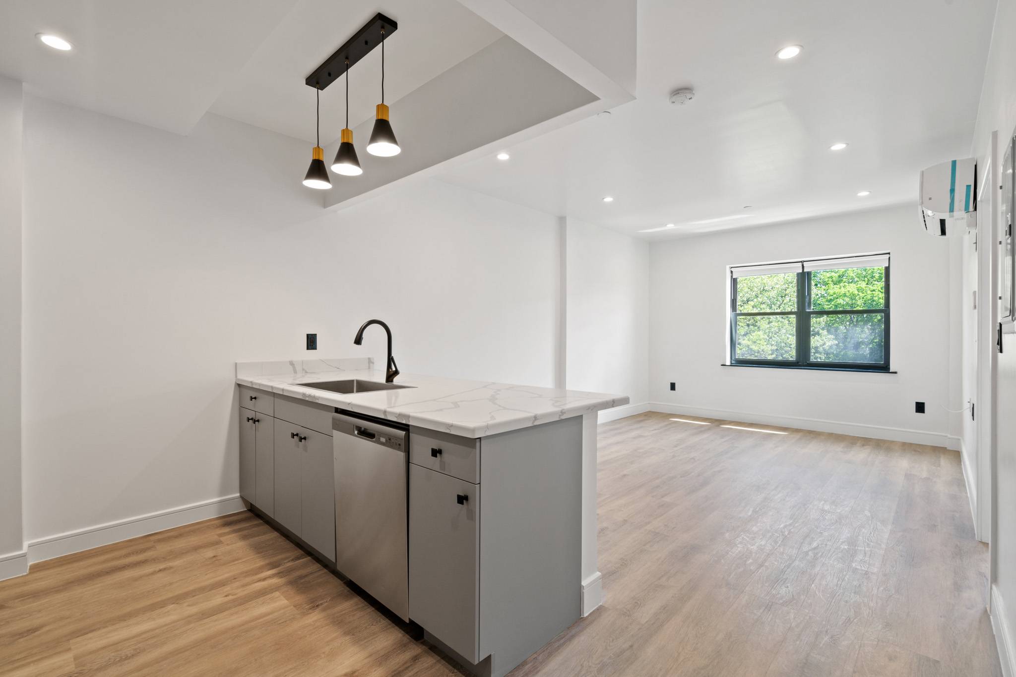 Large 1 Bed--Island Kitchen--Washer/Dryer--Prime Jackson Heights