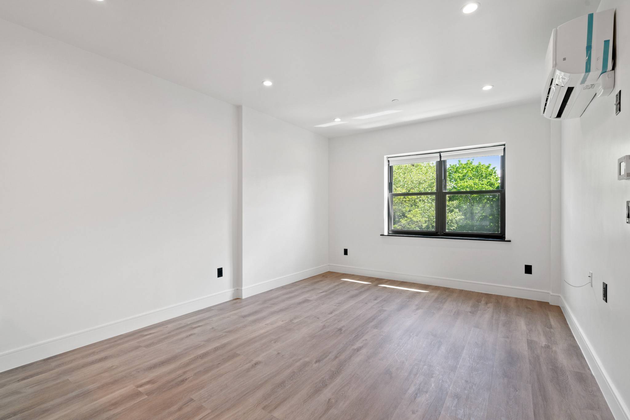 Extra Large One Bed | Island Kitchen | High Ceilings | Washer Dryer Hook-Up | Impeccable Finishes | Pets Welcome