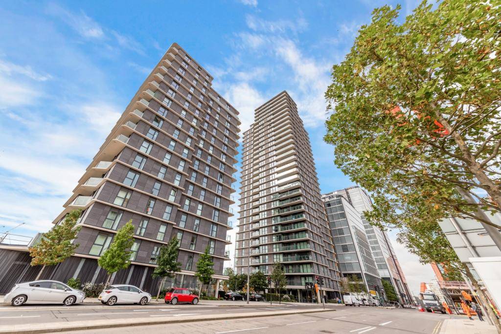 Stylish Three-Bedroom Apartment in Glasshouse Gardens