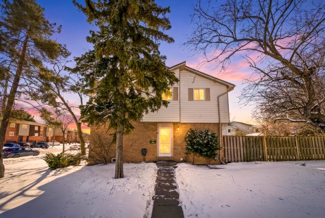 End Unit Townhome Located in Charming Streetsville
