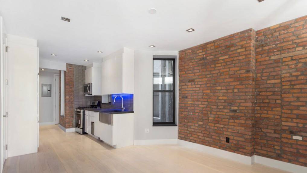 stunning renovated 3 bedroom 2 bath apartment with modern updates