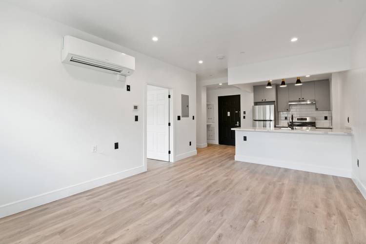 Large 1 Bed--Island Kitchen--Washer/Dryer--Prime Jackson Heights