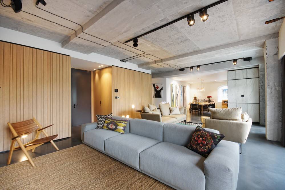 Exquisite combination of industrial and organic, this three bedroom lateral New York Style Loft apartment situated in architecturally impressive former warehouse in Battersea represents cool, high-end living.
