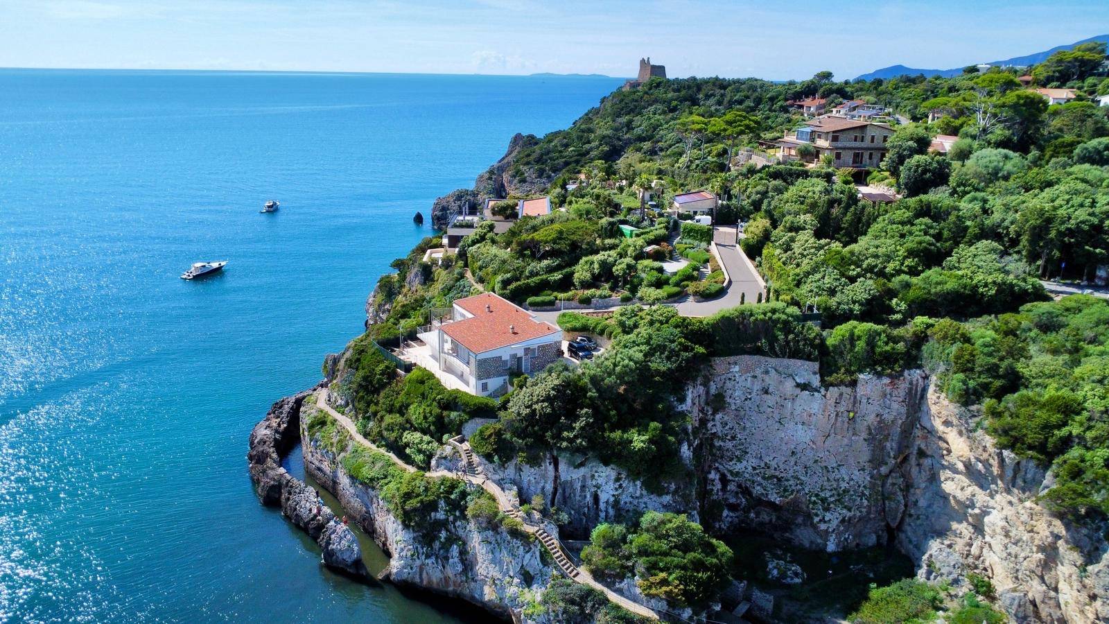 Cliffside Villa with Panoramic Sea Views in Southern Tuscany
