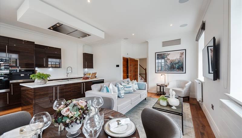 Stylish Hammersmith Riverside Apartment | 3-Beds, 2-Baths