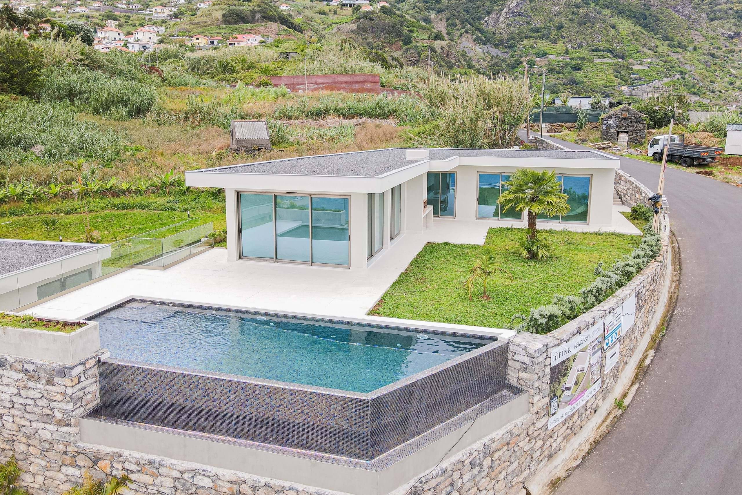 Modern Detached Villa with Infinity Pool in Faial, Santana