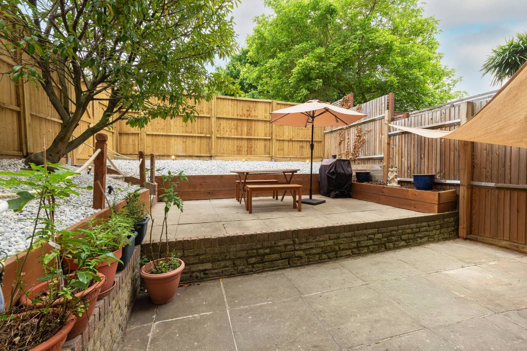 Rare  Putney London SW15 2 Double Bedrooms 2 Bathroom South Facing Landscaped Private garden