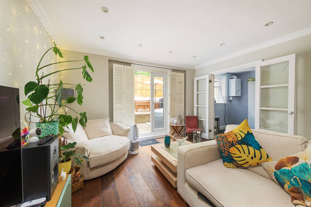 East Putney London SW15 2  Bedrooms 2 Bathroom South Facing Landscaped Private garden