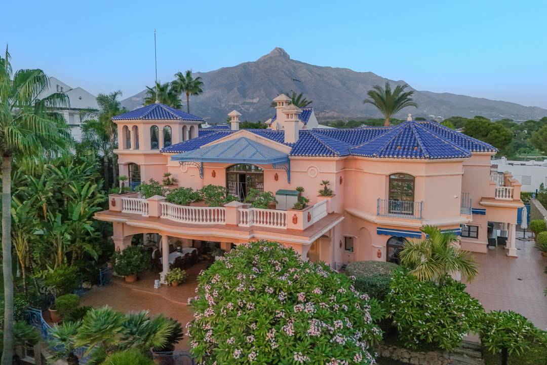 A magnificent ocean view classic estate, a 6 bedroom mansion with a tennis court near Marbella