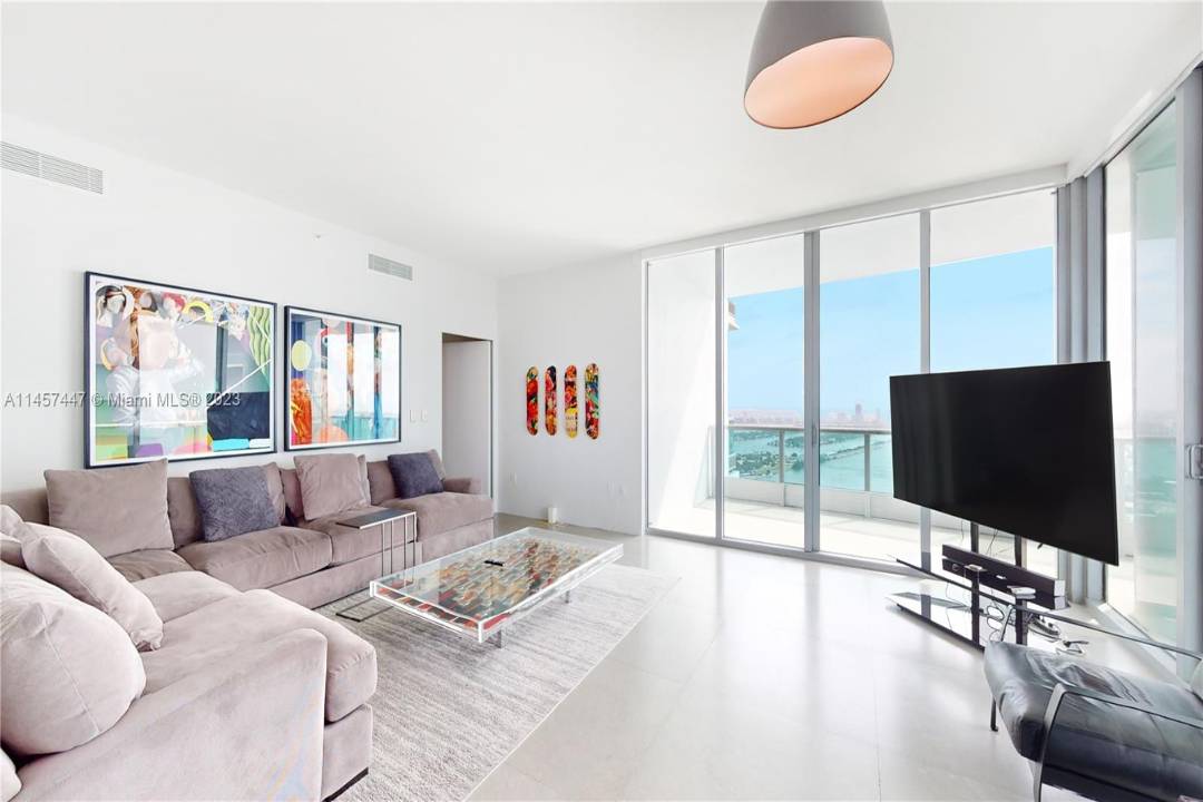 Downtown, Miami Gorgeous Furnished Residence | 3 beds, 3.5 baths | 2,641 sqft