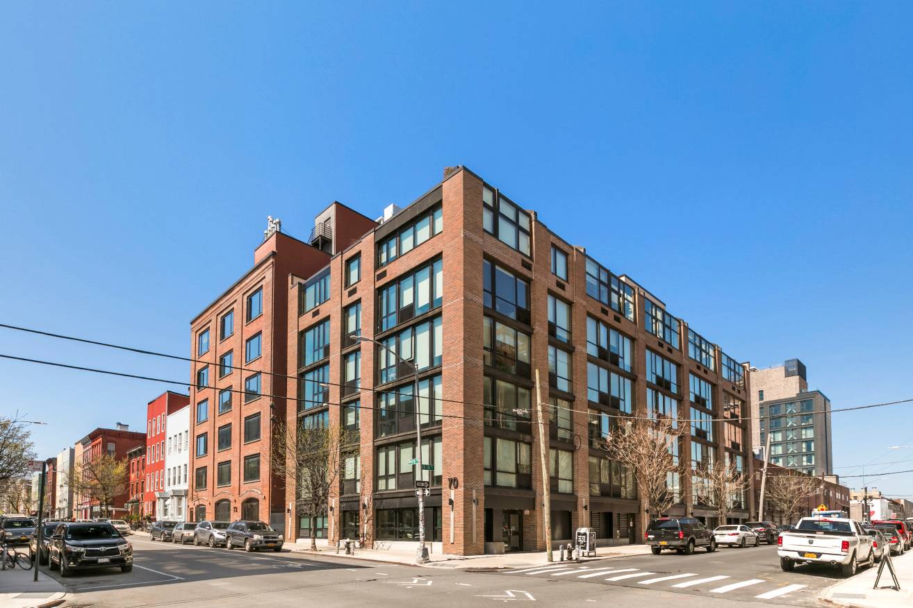 Chic City Living – Williamsburg 1BR with Washer/Dryer & Rooftop Views