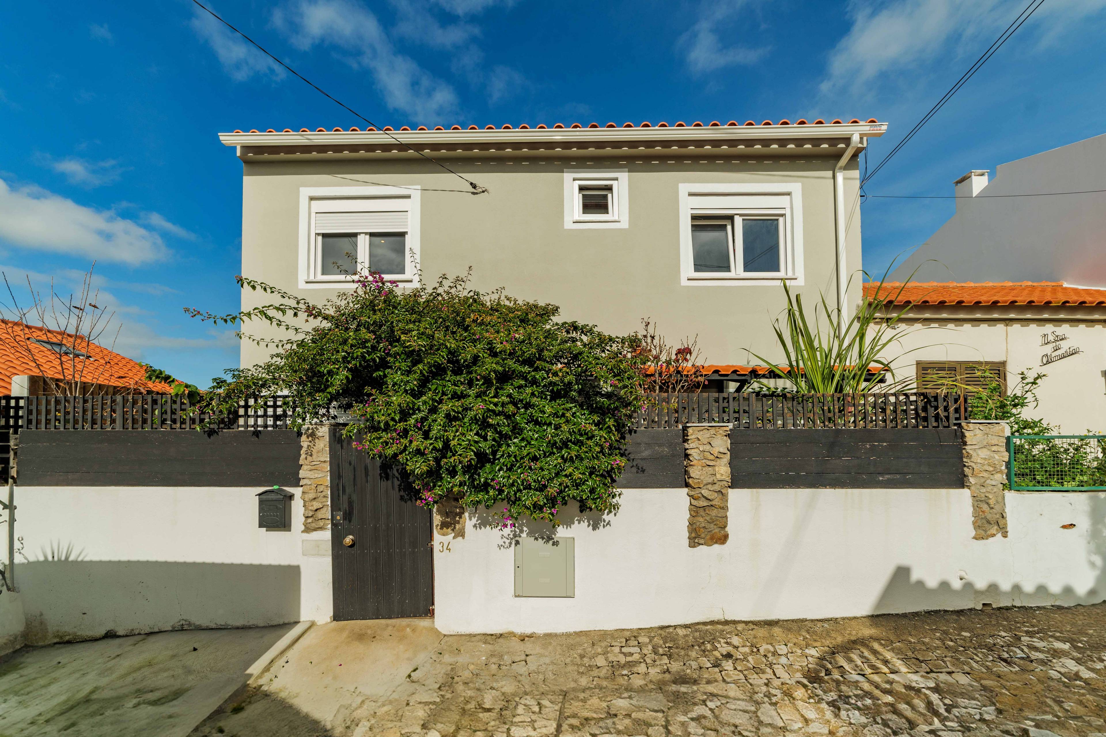 DETACHED HOUSE WITH 2 INDEPENDENT FLOORS AND 4 BEDROOMS | 5 MIN. DRIVING TO ESTORIL BEACHES PROMENADE