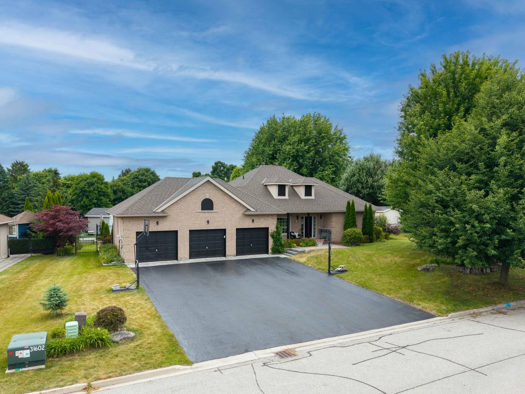 Luxurious Bungalow in Prestigious Sharon Hills