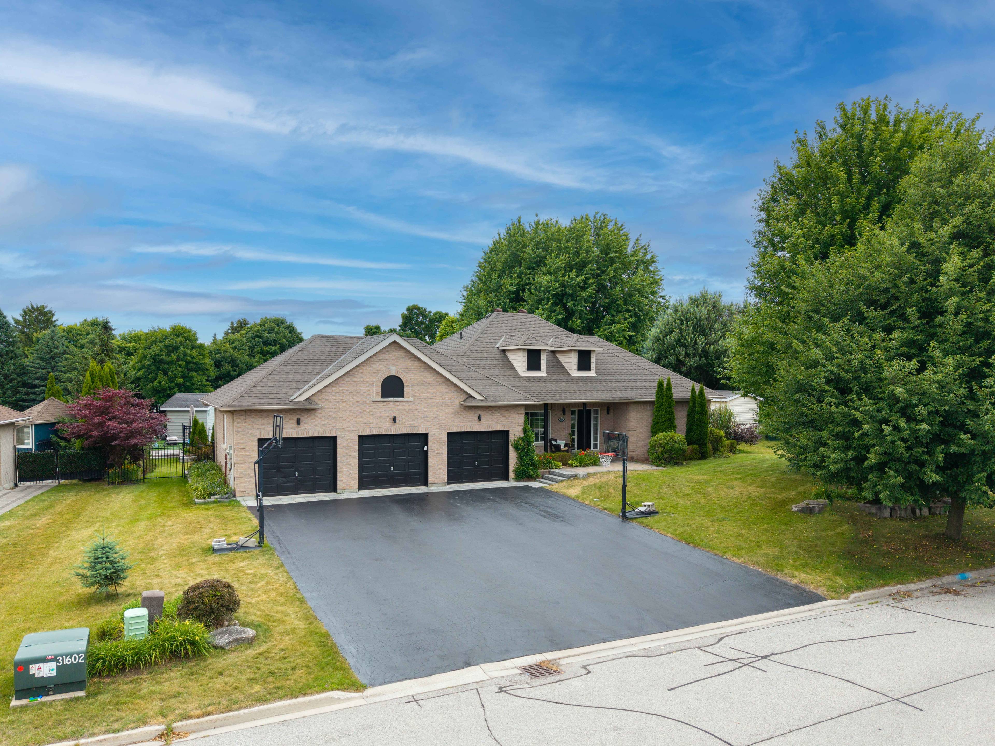 Luxurious Bungalow in Prestigious Sharon Hills