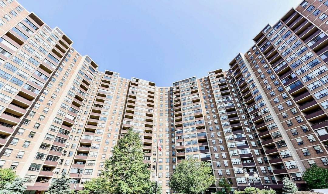 Bright & Very Spacious 2 Bedroom + Den Condo