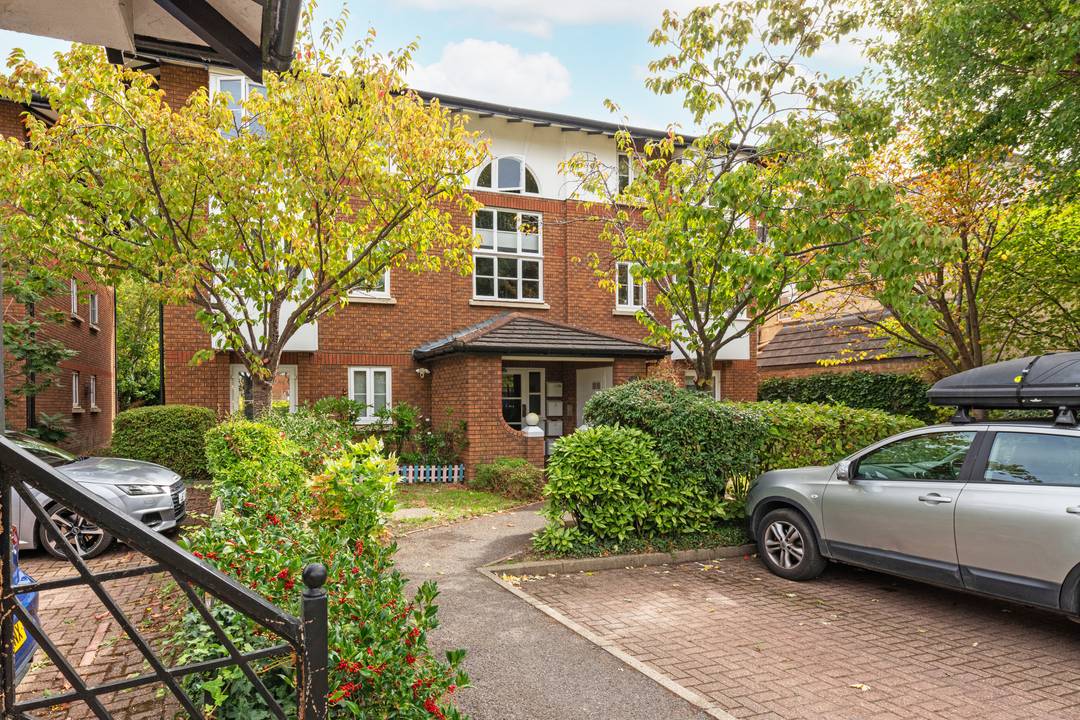 Cracking One Bedroom Flat In Historic Kingston Upon Thames