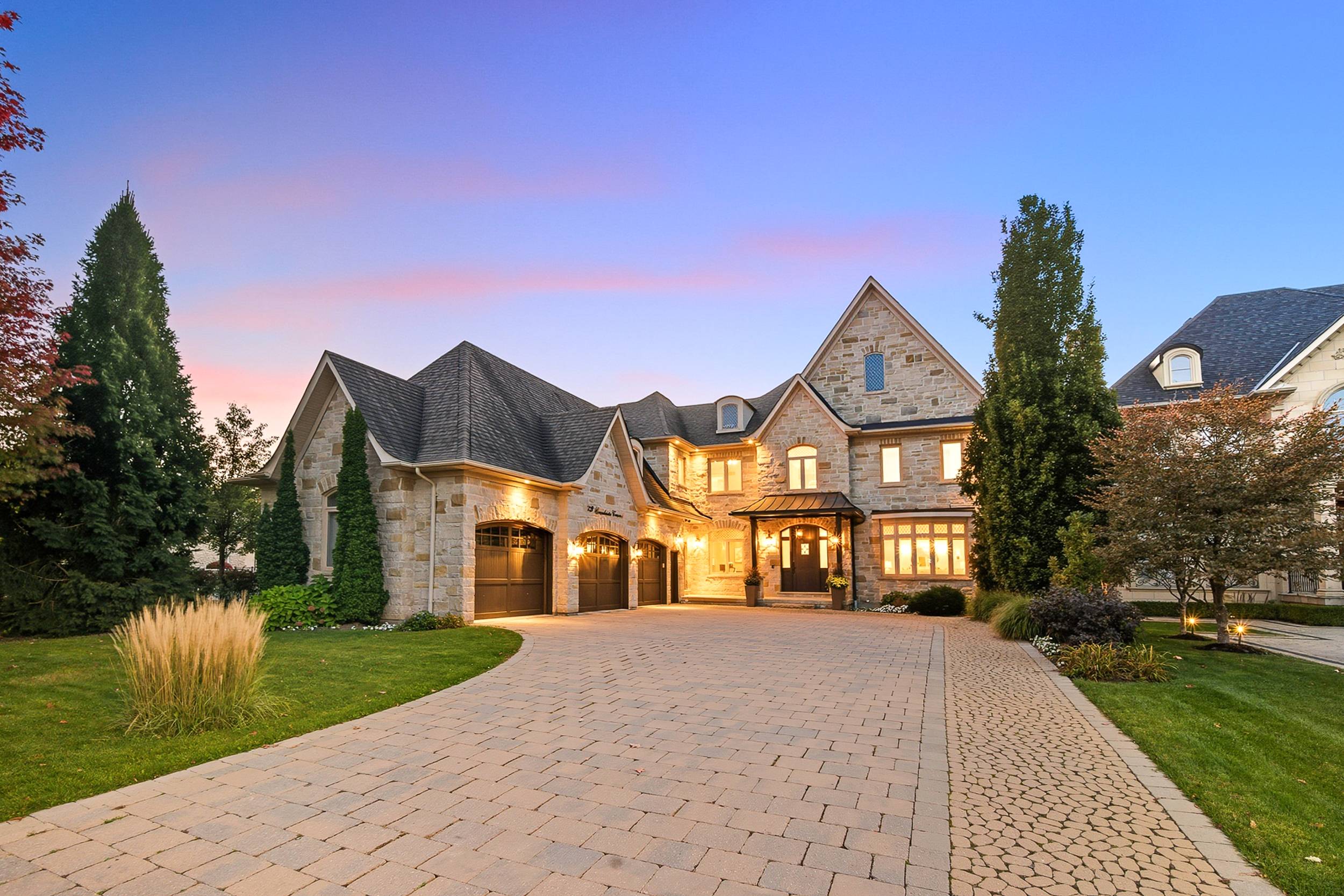 Custom Built Home in Prestigious Vellore Village